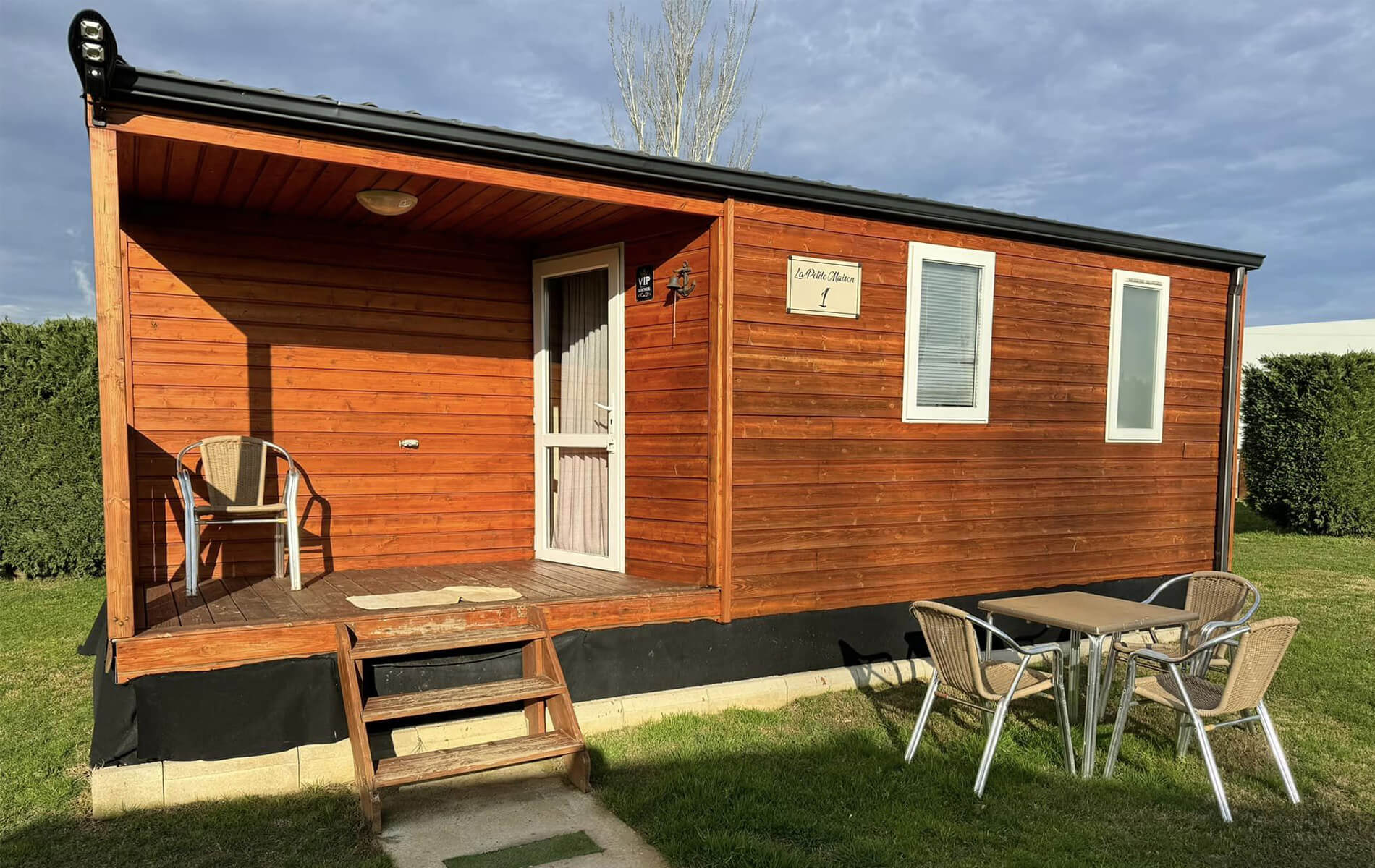 mobil home segunda mano de madera con terraza para 4 personas